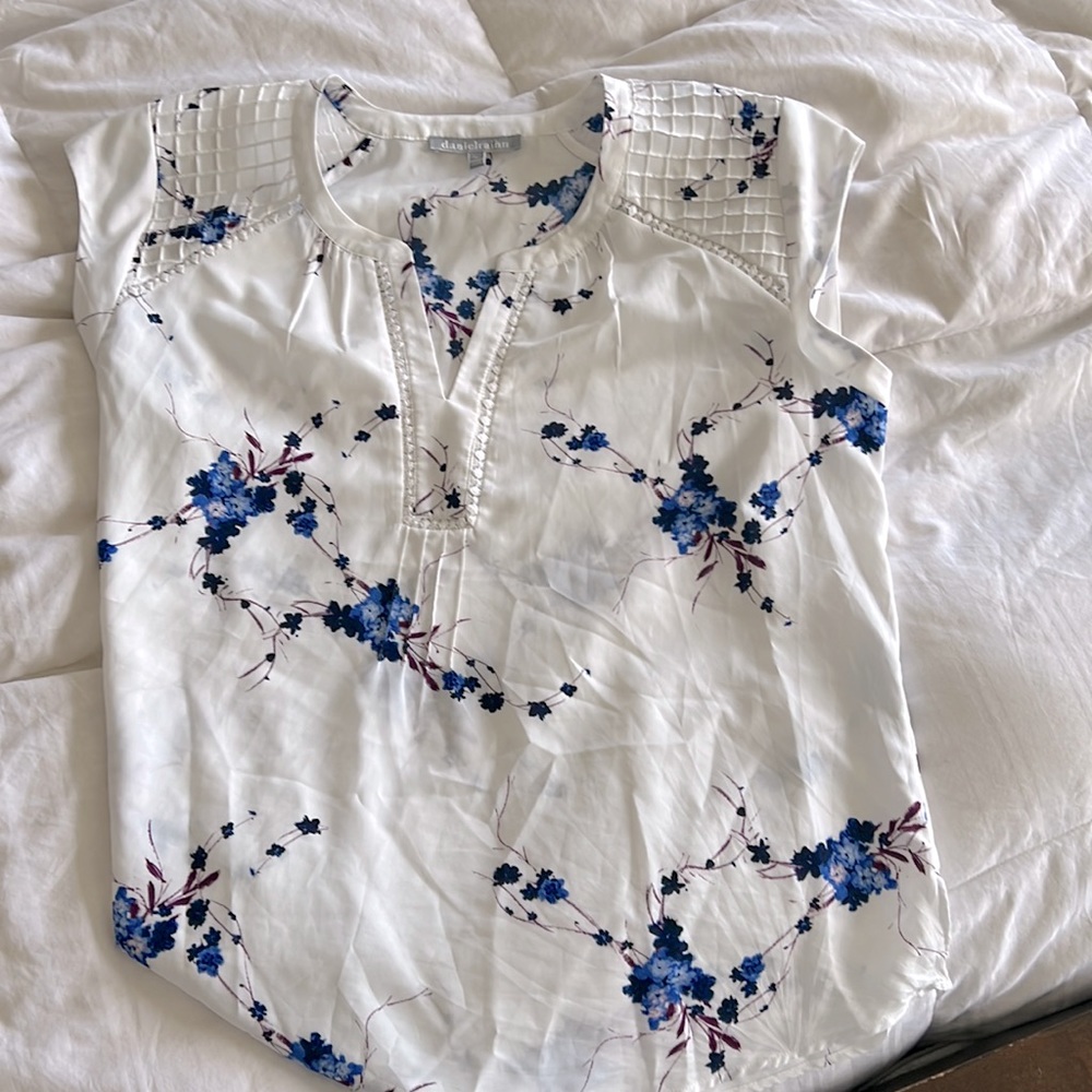 Women’s cap sleeve blouse